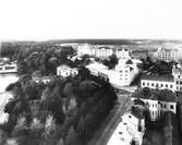 Vy från Storkyrkan över Västra vägen. Gefle Ångbryggeriet AB, grundades 1871. I förgrund Kvarnparken och Adolf Grapes Minnes sjukhem. Till vänster badhuset 