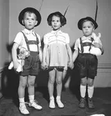 Sjöströms Fabriksbod. Mannekänguppvisning i Stadshuset. April 1946


