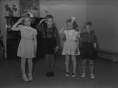 Hemgårdens elevutställning och barngrupper. Maj 1944





