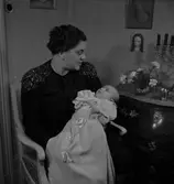 Ingenjör Badhs fru och barn, Engelbrektsgatan 3. December 1945





