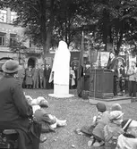 Invigning av Fabian Månssons bronsbyst av Gösta Almgren i Rådhusesplanaden. Oktober 1939
