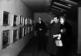Fritz Smedberg med Irma Christenssen på utställning en i konsthallen
Den 20  November 1941

