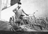 Otto Jansson, cykelreperatör. April 1942
