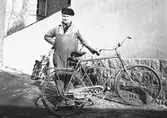 Otto Jansson, cykelreperatör. April 1942
