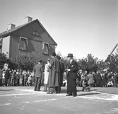 KFUM:s Pojkracertävling. September 1944. Vet ej vilket foto i serien som texten tillhör: Bo Strömberg, Sandviken: Mannen överst till höger är Bert Strömberg f 1917 död 1983. Denna lådbil fanns till mitten av 50-talet på 4:e Tvärgatan och användes av oss barn som leksak. Nynäs

