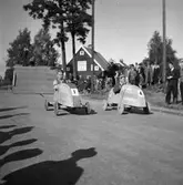 KFUM:s Pojkracertävling. September 1944. Vet ej vilket foto i serien som texten tillhör: Bo Strömberg, Sandviken: Mannen överst till höger är Bert Strömberg f 1917 död 1983. Denna lådbil fanns till mitten av 50-talet på 4:e Tvärgatan och användes av oss barn som leksak

