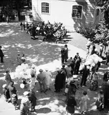 Reportage för Gefle Dagblad. Röda Korsbazar i landshövdingens trädgård på Slottet. Juni 1937
