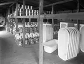 Järnhardt & Co. Järnrör. Värme- & Sanit. Installationsmateriel.
Lagret på Alderholmen. Toalettstolar och badkar.
