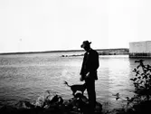 Man med sin hund vid Furuskär.

