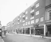 Den 19 oktober 1955. Drottninggatan. John A Sundkvist - Kläder.
Päls Bergström. Skandinaviska Banken och Sundsvalls Enskilda  Bank.
