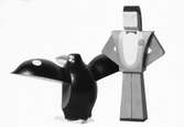 Tekningslärare Breitholz. Träfigurer i form av en pingvin och en man.





