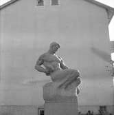 År 1957. Staty.