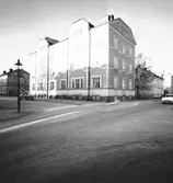År 1957. Korsningen Källbäcksgatan och Södra Centralgatan.



