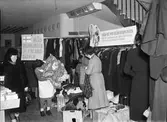 Lottakårens insamling till de finska flyktingbarn, troligtvis 1944, på Konsum Alfa i Gävle.