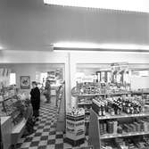 År 1957. Interiör av en livsmedelsbutik.