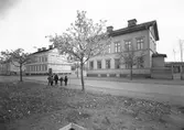 Eriksbergsgatan 22, vid korsningen med 6:e Tvärgatan, Gävle.
År 1956.