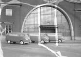 Den 30 november 1951. Bil & Buss. Volkswagenbuss åt Gävlebagarn. Framför Maxim



