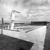 Den 19 augusti 1964. Sporthallen. Utomhusbassängen med hopptorn. Södra Valbo.
