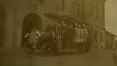 Troligen Kalmars första brandbil, med bemanning, utanför brandstationen.