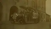 Troligen Kalmars första brandbil, med bemanning, utanför brandstationen.