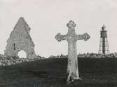 Kapellruinen (Sankta Britas kapell), manolitkorset och fyren, (en så kallad Heidenstammare), på Kapelludden.
