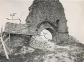 Sankta Britas kapell. Till vänster i bild ett parti av högra gavelns vägg, som byggts upp på nytt.