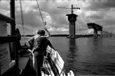 Här ser man hur Ölandsbron växer fram. Den började byggas 1968 och stod färdig hösten 1972. Bron byggdes från två håll och det var stora festligheter när man möttes mitt i Kalmarsund.