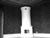 Kv. Guldsmeden. Storgatan 18, Per Lars tomt, revs 1957. Kakelugn i stora salen i huvudbyggnaden 1 tr. upp.