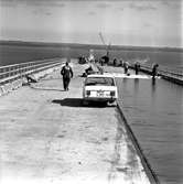 Ölandsbron byggs 1968-1972.
Ytbeläggning av bron pågår.