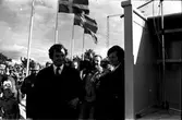 Nuvarande kungen Carl XVI Gustaf inviger Ölandsbron på fastlandet.
