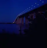 Ölandsbron med sin ursprungliga belysning.