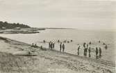 Vykort föreställande badande längs stranden i Byrum, Böda.