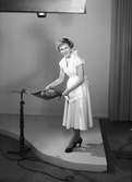 Okänd kvinna gör reklam för Skoglund & Olsons bakplåt. Hösten 1954