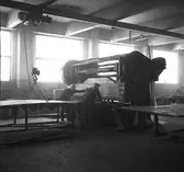 Kapning av plåt
Swendsén o Wikström Värmepannefabrik på Brynäs under 1940talet
hade man 300 anställda. Företaget köptes upp 1955 av Svenska Järnvägsverkstad och fick namnet ASJ-PARCA.

