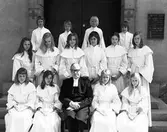 Konfirmadgrupp utanför Staffans kyrka, den 27 maj 1973