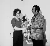 Postdirektionen gratulerar till en sparvinnare. Maj 1973