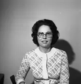 Okänd kvinna jobbar på Handels Avdelning 19. Gävle. Den 29 december 1972



