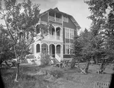 Wilhelm Eriksson grundaren till sedemera Pix AB. Skänkte personalen semesterhemmet Pixgården, dessutom fick de dela på 105.000 kronor.
