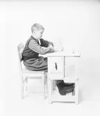 Skolförlaget
Gosse i bänk

Skolförlaget startades 1922


