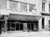 Sagabiograf, Froms herrskräddare. Gävle Mejeri Partiaffär
September 1938. Biografen upphörde på 1970-talet då byggnaden revs för att ge plats åt Domusvaruhuset.

