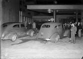 Mobiliseringen i Gävle. Esso bensinstation. Två bilar, en 1939 Ford V8 till vänster och en 1939 Plymouth P7 till höger.