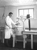 Elfströms Tekniska Fabrik AB

även känd som ljusfabriken Svea, grundades 19612 och ombildades till aktiebolag 1927.
Tillverkade stearinljus, lutpulver, såplut, tvättmedel, hud och tandkrämer. Reporia svaveltjärtvål m.m




