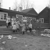 Furuviksparken invigdes pingstdagen 1936.

Folkdanslaget Furuviks Ungdomslag och Barnkabarén blev Furuviksbarnen.









