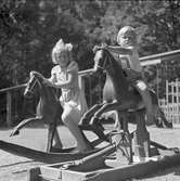 Furuviksparken invigdes pingstdagen 1936.

Herr Malmsten från Stenstorp

ev döttrarna på gunghästarna







