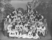Furuviksparken invigdes pingstdagen 1936.

Folkdanslaget Furuviks Ungdomslag och Barnkabarén blev Furuviksbarnen

De bär alla Valbodräkten





