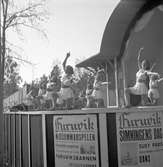 Furuviksparken invigdes pingstdagen 1936.
Nöjesfältet, badplatsen Sandvik och djurparken gjordes iordning.
Folkdanslaget Furuviks Ungdomslag och Barnkabarén blev Furuviksbarnen

Lilla scenen på nöjesfältet







