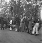 Furuviksparken invigdes pingstdagen 1936.

Folkdanslaget Furuviks Ungdomslag och Barnkabarén blev Furuviksbarnen

Samling på scen med bla en get och häst





