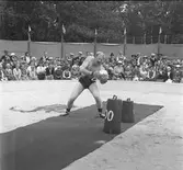 Furuviksparken invigdes pingstdagen 1936.

Folkdanslaget Furuviks Ungdomslag och Barnkabarén blev Furuviksbarnen

Stark man ska lyfta tyngder





