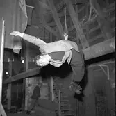 Furuvik
Folkdanslaget Furuviks Ungdomslag och Barnkabarén blev Furuviksbarnen.
Cirkusbyggnaden Teater-cirkus med ca 600 platser, uppförd 1940
Furuviksbarnen tränar inför turnén













