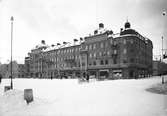 Centralpalatset på centralplan invigdes 1893. De övre våningarnas fönster har rundad överdel och byggnaden avslutas mot Drottninggatan och Kyrkogatan med runda hörn av tornhuvar.